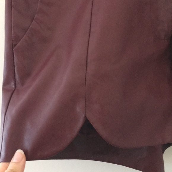 Faux leather burgundy shorts with cut edges - Picture 3 of 3